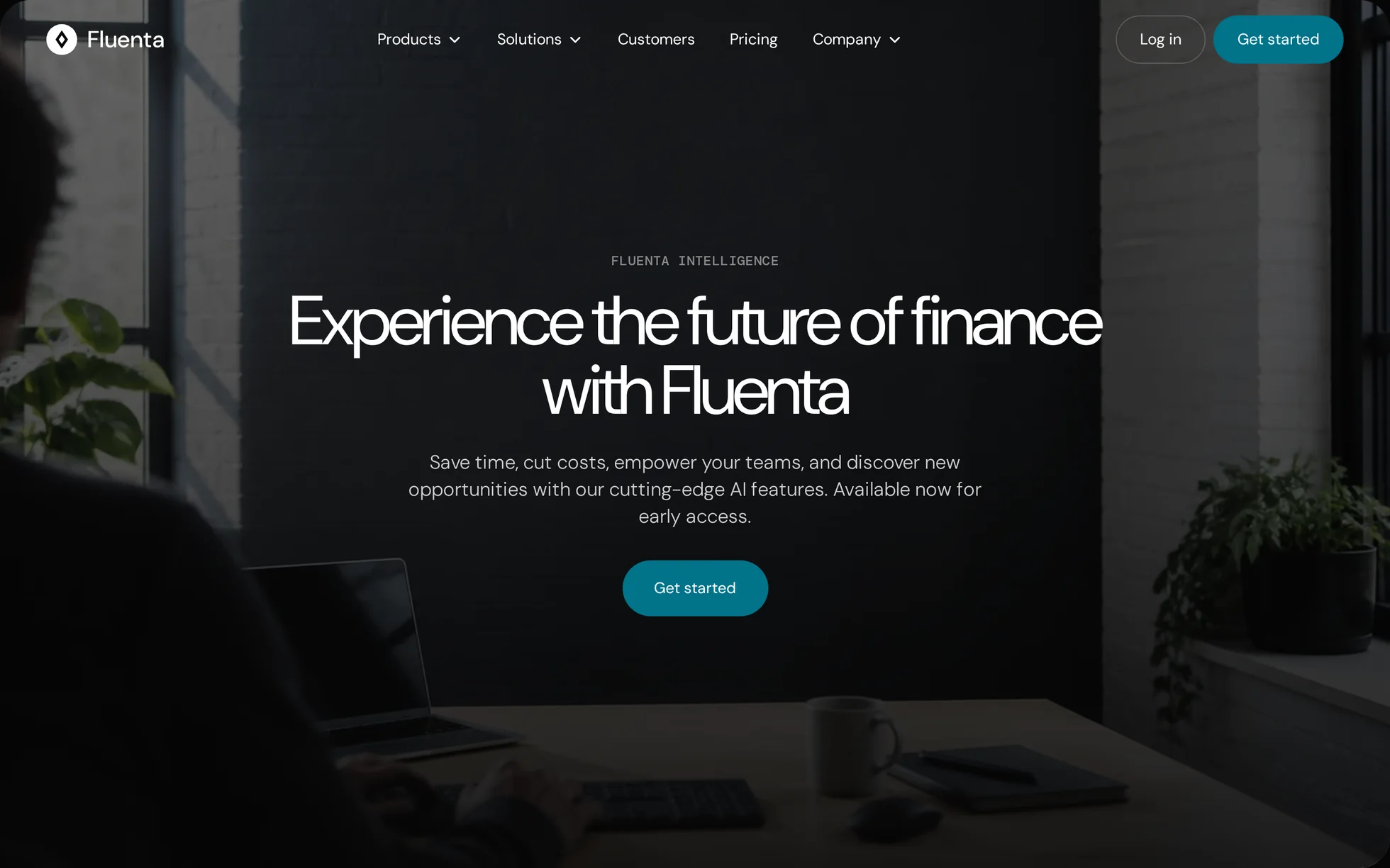 Aperçu du template Fluenta : une photographie de bureau sombre derrière le titre « Experience the future of finance with Fluenta », un bouton d’appel à l’action bleu-vert en dessous, et une barre de navigation portant le logo en losange.