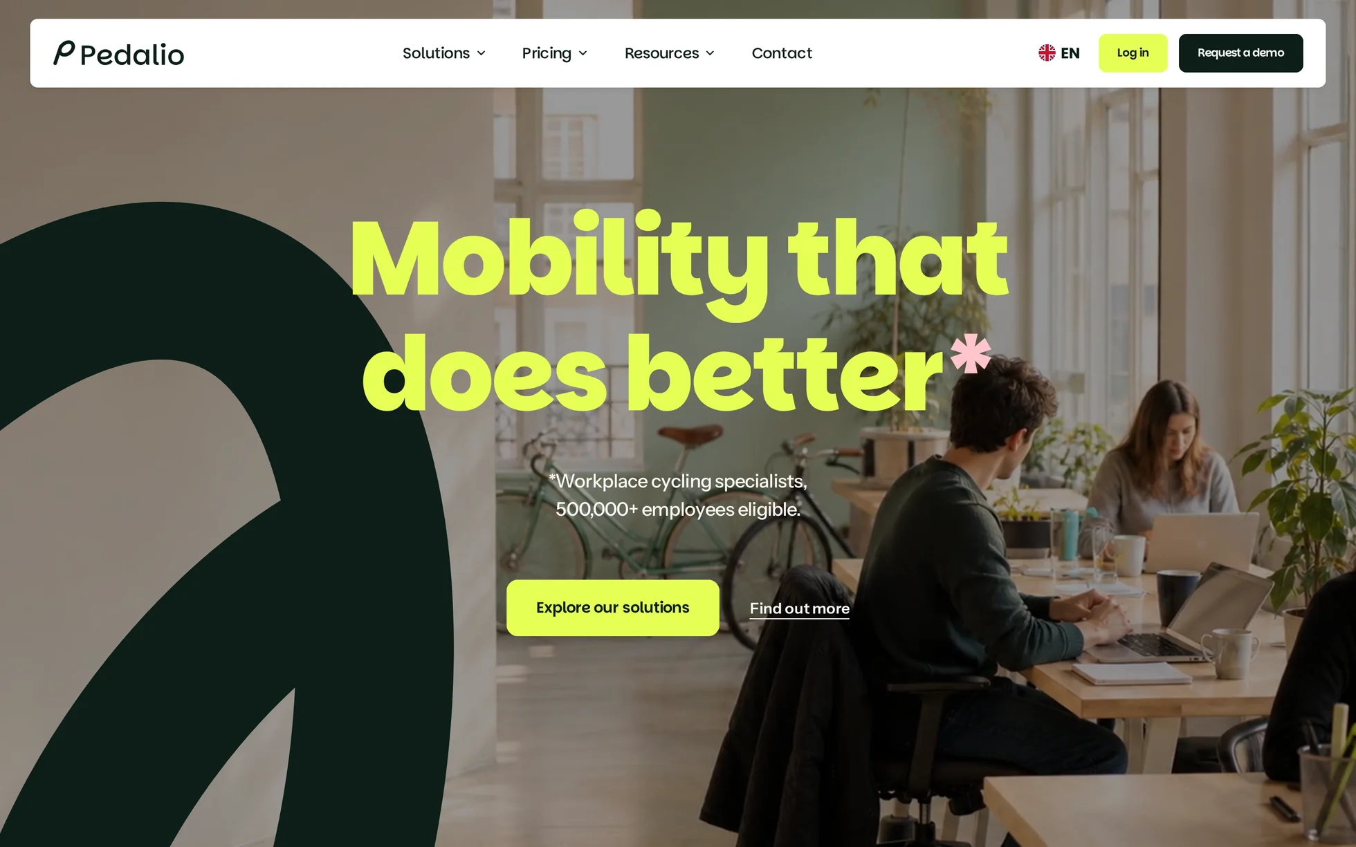 Preview of the Pedalio template: a video hero section, the heading “La mobilité qui fait mieux” in fluorescent yellow, a dark green squiggle drawn in outline, a floating white navigation bar.