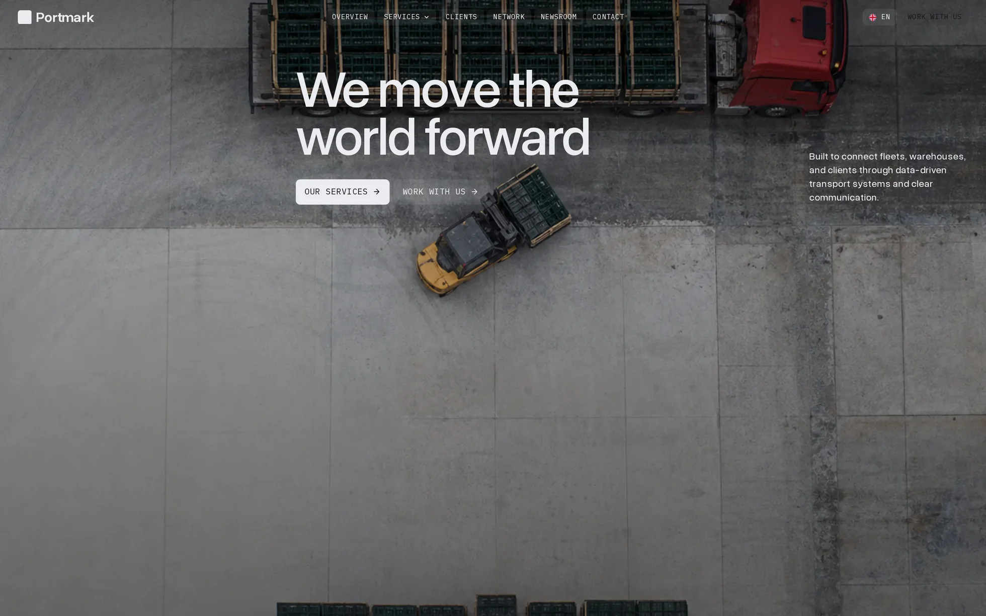 Aperçu du template Portmark : un hero plein écran sur une photo aérienne de quai de chargement, le titre « We move the world forward », deux boutons et une carte d’actualité dans le coin.