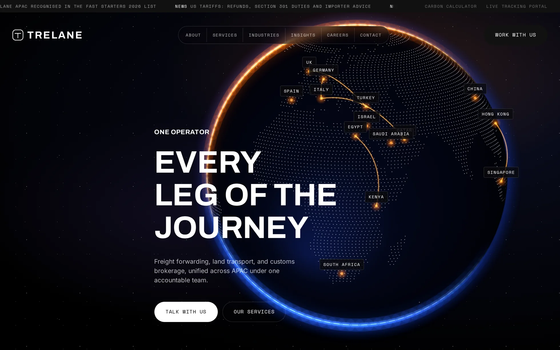 Aperçu du template Trelane : un hero sombre plein écran avec globe pointillé lumineux, routes de fret, pays étiquetés et le titre « Every leg of the journey ».