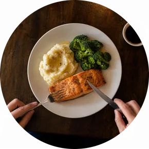 Grilled salmon with broccoli